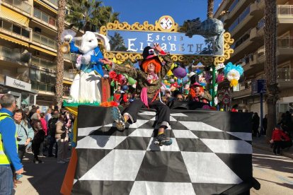 Más de 40.000 personas disfrutan del Coso Blanco de Salou