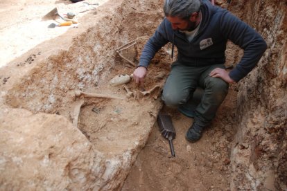 Exhumen sis soldats de la Guerra Civil enterrats a la fossa del cementiri de Masdenverge
