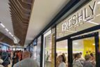 Largas colas ser los primeros en entrar a la nueva tienda de Freshly Cosmetics en Tarragona