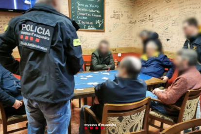Desmantellen una partida il·legal de pòquer en un bar de Cambrils