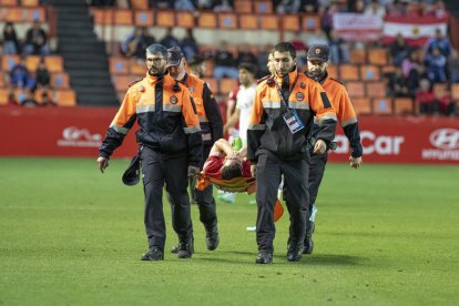 Robert Simon es retira lesionat de gravetat d'un partit al Nou Estadi