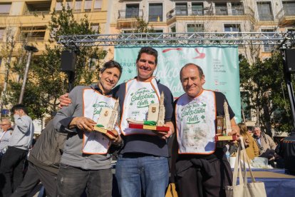 Adrià Wegrzyn vuelve a coronarse como ganador del concurso de comer calçots de Valls