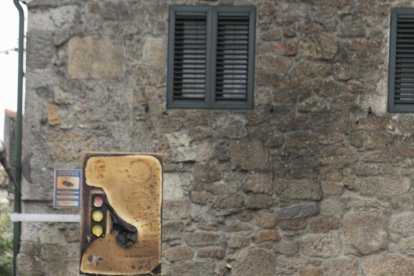 Una dona crema més de 20 cotxes a Pontevedra per una revenja familiar