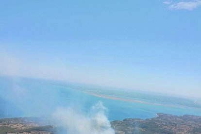 Los Bomberos siguen apagando los focos activos del incendio del Perelló que está estabilizado