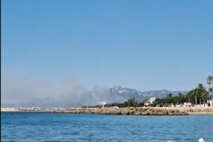 Así se ha visto el espectacular incendio de Mont-roig desde Cambrils