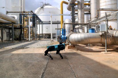 Un gos robot vigila la planta química de Carburos Metálicos del Morell