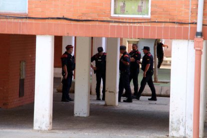Dispositivo policial en varias viviendas ocupadas en el barrio Mas Pellicer de Reus