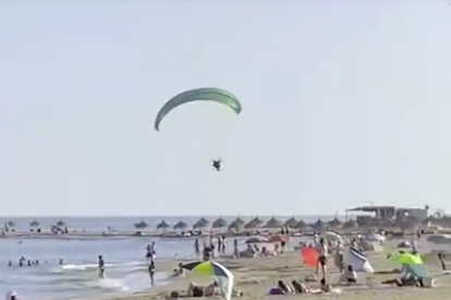 Una dona traslladada a l'hospital en caure-li a sobre un parapent a la platja a Cambrils