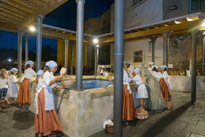 El Baile de lavadoras de Constantí vuelve a escena con la propuesta de teatro de calle «Al safreig!»