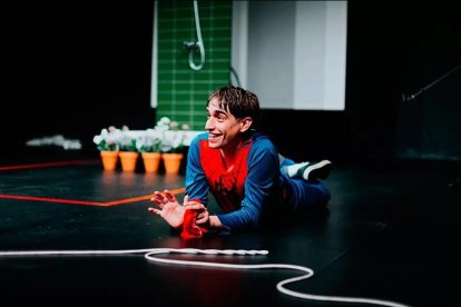 La creació artística baixa de l'escenari