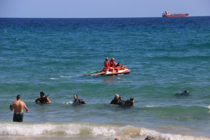 Una docena de buzos retiran restos del Concurso Internacional de Fuegos de Tarragona