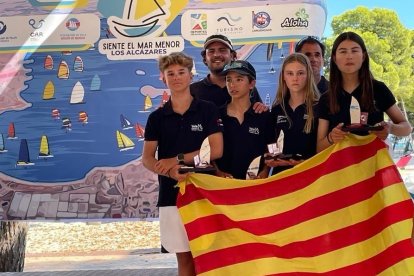El cambrilense Joan Domingo levanta el título de subcampeón del Mundo de Optimist por equipos con España