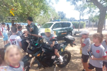 La Guardia Civil realiza una exhibición en un colegio de Reus para alumnos del ciclo infantil