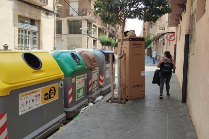 El barri del Port de Tarragona pateix l'acumulació constant de voluminosos als carrers