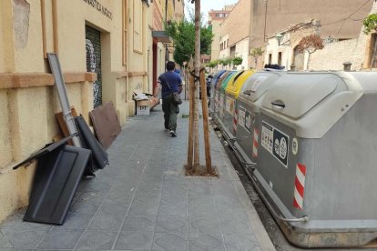 El barri del Port de Tarragona pateix l'acumulació constant de voluminosos als carrers