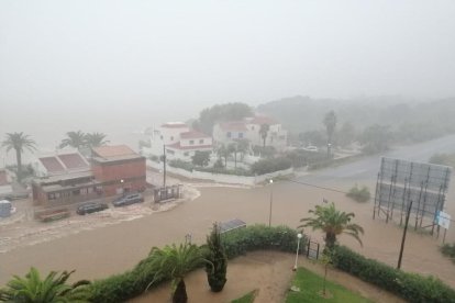 Almenys tres edificis estructuralment afectats i un mur caigut pels aiguats al Montsià