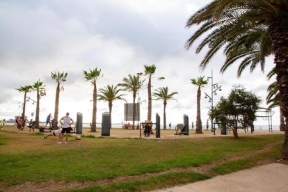 El passeig marítim de la Pineda estrena un dels parcs infantils més espectaculars de la demarcació