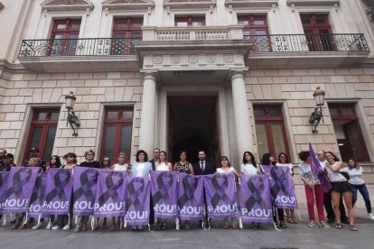 Tarragona y Reus condenan el asesinato machista con un minuto de silencio