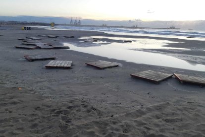 El temporal de viento provoca que el mar invada la playa de LLevant de Salou