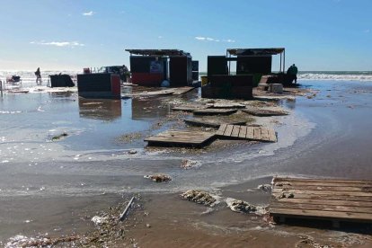 El temporal de viento provoca daños en las playas de Salou y la Pineda