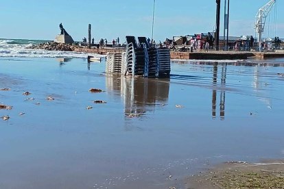 El temporal de viento provoca que el mar invada la playa de LLevant de Salou