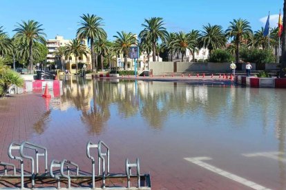 El temporal de viento provoca que el mar invada la playa de LLevant de Salou