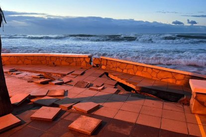 Roda de Berà demana ajut al Govern per reparar els danys al passeig