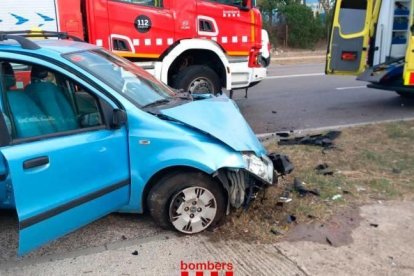 Tres ferits en un accident entre un camió de la brossa i un turisme a Riuclar