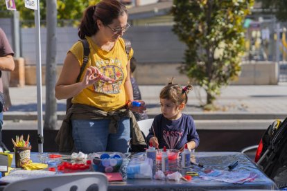 Pares i fills juguen per reivindicar l'entorn educatiu