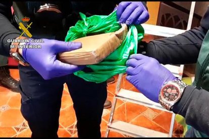 La Guàrdia Civil fa diverses entrades en municipis tarragonins contra un grup de tràfic de drogues