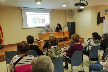 El Club de Pensionistes de Tarragona celebra una xerrada sobra la recollida selectiva de residus