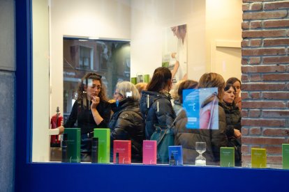 L’eficàcia dels seus cosmètics fa que es formin llargues cues en les seves botigues temporals i que, fins i tot, es trenqui l’estoc.