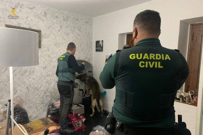 La Guardia Civil de Tarragona, ha dado por finalizada una larga investigación relacionada con una partida de hachís, que se intervino en la playa de la Mora en octubre del año pasado.