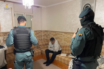 La persona detenida en la finca de Murcia, fue encontrada escondida en una guarida|cubil de grandes dimensiones, oculto detrás de una librería.
