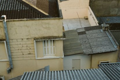 Molts edificis mantenen encara a les teulades productes amb amiant.