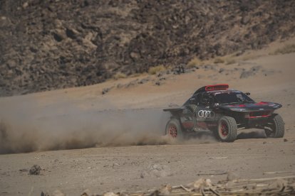 Carlos Sainz y Cruz Lucas, del equipo Team Audi Sport, durante la 11.ª etapa del París-Dakar entre las localidades de En el Ula y Yanbu