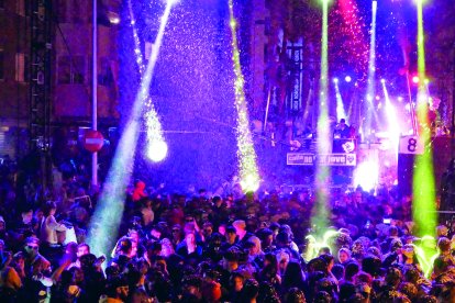 Un total de 28 grupos y 3.000 participantes desfilan en la fiesta del Coso Blanco.