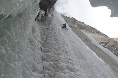 Javi Sanchez en el segundo largo durante el intento en la cascada Gyalpo Kesar.