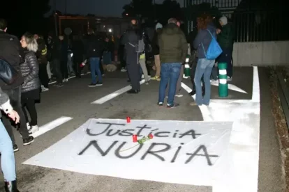 Un cartel pidiendo justícia para la victima en la protesta de los trabajadores de la prisión de Mas d'Enric.