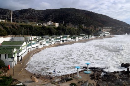 El mar, entrant totalment a la platja de Garraf, a Sitges, a toca de les casetes.