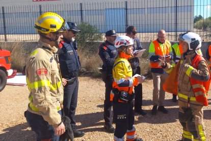Efectius d'emergències en un simulacre d'accident químic a l'empresa Amiblu de Camarles.