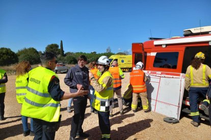 Efectius d'emergències en un simulacre d'accident químic a l'empresa Amiblu de Camarles.