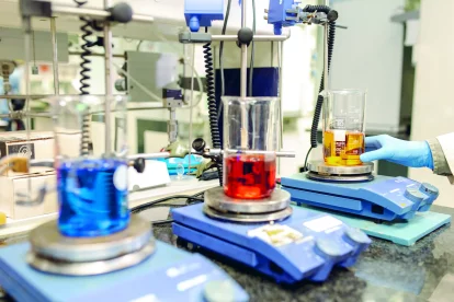 Muestras de combustibles en el laboratorio de formulación.