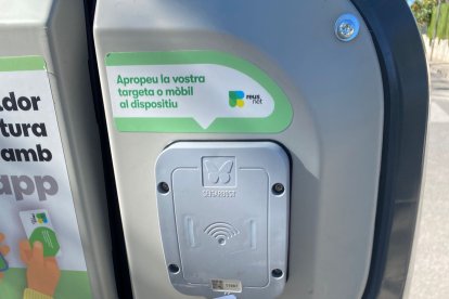 Los vecinos disponen de una tarjeta para hacer uso de los contenedores.