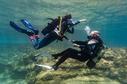 Verònica durant una de les sessions de busseig inclusiu a Cala Vidre (Ametlla de Mar).
