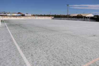 El campo de fútbol de Torredembarra, cubierto de granizo.