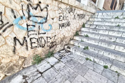Les escaleras de la calle Roger de Llúria llenas de micciones.
