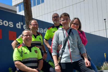 L'Arnau i la seva mare amb els agents de Trànsit de Mossos que van portar el seu cas.