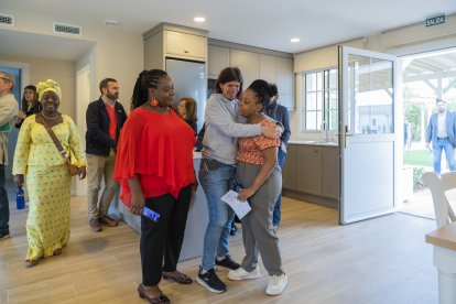Jeannete Yehouenou y su hija en una de las casas