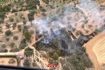 Imagen aérea del incendio de Arnes.